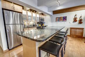 Expansive 2 Bedroom Downtown Aspen Condo, Walk to Gondola for Skiing, 