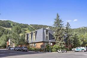Expansive 2 Bedroom Downtown Aspen Condo, Walk to Gondola for Skiing, 