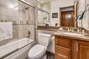 Expansive 2 Bedroom Downtown Aspen Condo, Walk to Gondola for Skiing, 