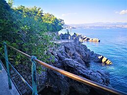 Bright 3-bedroom Apartment in Lovran