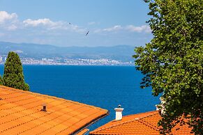 Bright 3-bedroom Apartment in Lovran