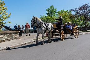 Modern Meets Rustic - 2 Bdrm Old Quebec