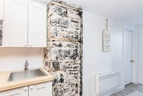 Modern Meets Rustic - 2 Bdrm Old Quebec