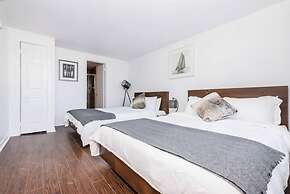 Modern Meets Rustic - 2 Bdrm Old Quebec