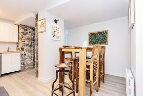 Modern Meets Rustic - 2 Bdrm Old Quebec