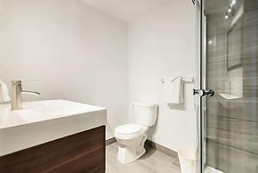 Modern Meets Rustic - 2 Bdrm Old Quebec