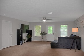 Cheerful 3-bedroom House With Private Parking 3 Home by Redawning