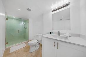 Chic Bayfront Condo With Stunning View