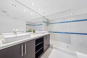 Chic Bayfront Condo With Stunning View