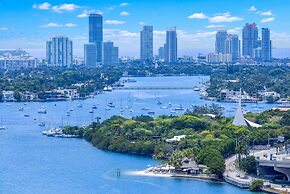 Chic Bayfront Condo With Stunning View
