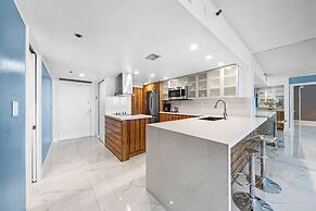 Chic Bayfront Condo With Stunning View
