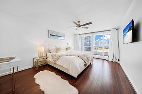 Chic Bayfront Condo With Stunning View