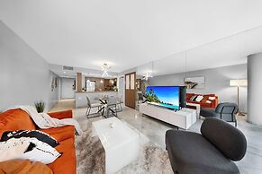 Chic Bayfront Condo With Stunning View