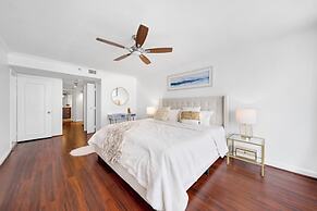 Chic Bayfront Condo With Stunning View