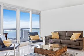 Chic Bayfront Condo With Stunning View