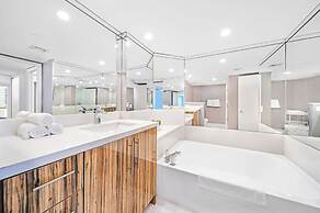 Chic Bayfront Condo With Stunning View