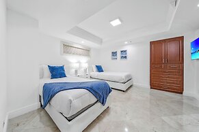 Chic Bayfront Condo With Stunning View