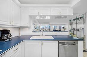 Chic Bayfront Condo With Stunning View