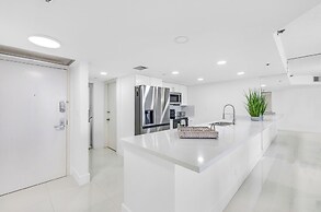 Chic Bayfront Condo With Stunning View