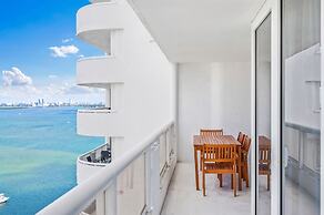 Chic Bayfront Condo With Stunning View