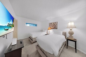 Chic Bayfront Condo With Stunning View