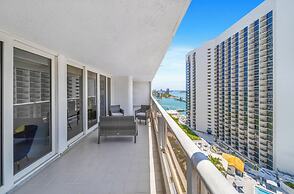 Chic Bayfront Condo With Stunning View