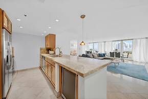 Chic Bayfront Condo With Stunning View