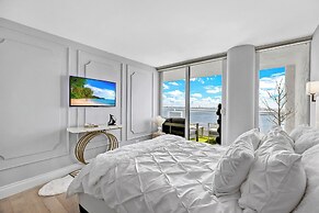 Chic Bayfront Condo With Stunning View