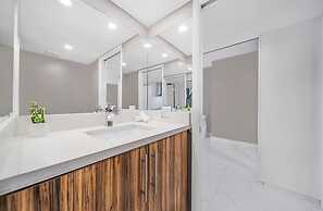 Chic Bayfront Condo With Stunning View