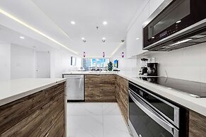 Chic Bayfront Condo With Stunning View