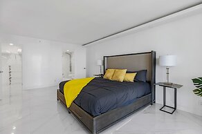 Chic Bayfront Condo With Stunning View