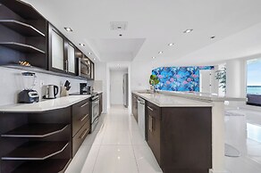 Chic Bayfront Condo With Stunning View