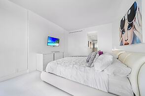 Chic Bayfront Condo With Stunning View