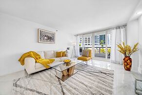 Chic Bayfront Condo With Stunning View