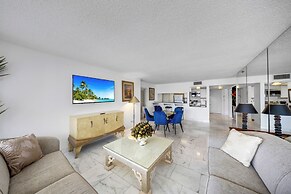 Chic Bayfront Condo With Stunning View