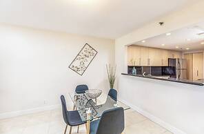 Chic Bayfront Condo With Stunning View