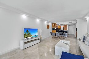 Chic Bayfront Condo With Stunning View