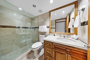 Chic Bayfront Condo With Stunning View