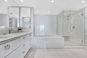 Chic Bayfront Condo With Stunning View