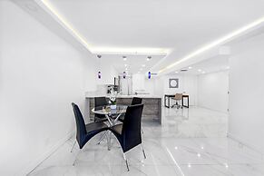 Chic Bayfront Condo With Stunning View