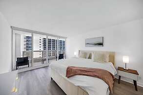 Chic Bayfront Condo With Stunning View