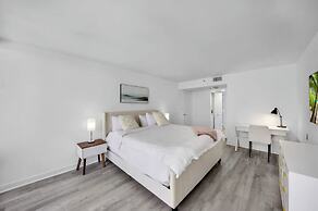 Chic Bayfront Condo With Stunning View