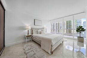 Chic Bayfront Condo With Stunning View