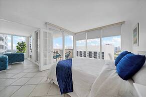 Chic Bayfront Condo With Stunning View