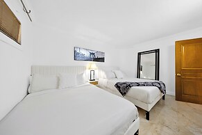 Chic Bayfront Condo With Stunning View