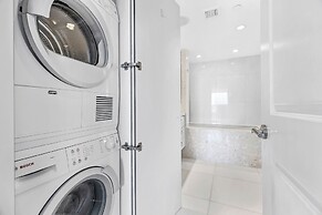 Chic Bayfront Condo With Stunning View