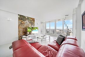 Chic Bayfront Condo With Stunning View