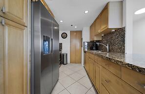 Chic Bayfront Condo With Stunning View