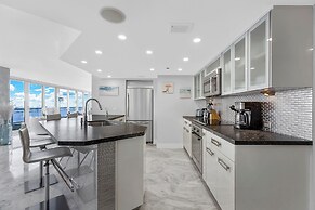 Chic Bayfront Condo With Stunning View