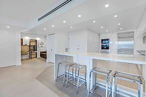 Chic Bayfront Condo With Stunning View